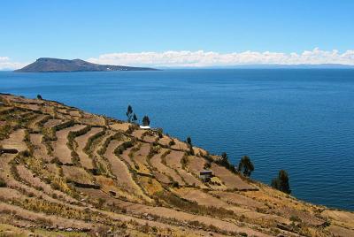uros y peninsula de llachon puno peru
