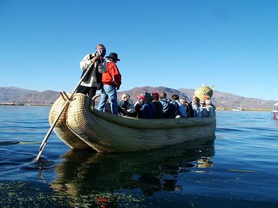 isla de uros y amantani puno peru